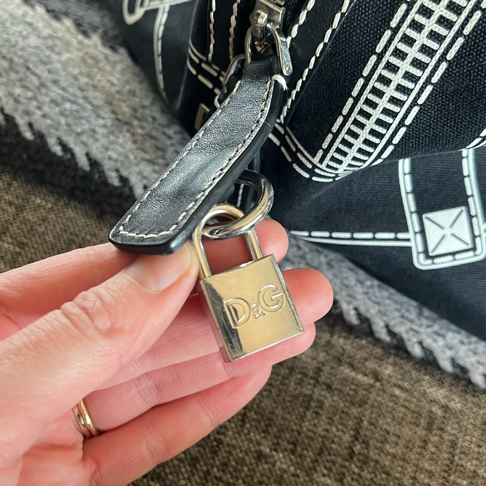 Dolce & Gabbana black duffle bag lock and key - Picture 5 of 11